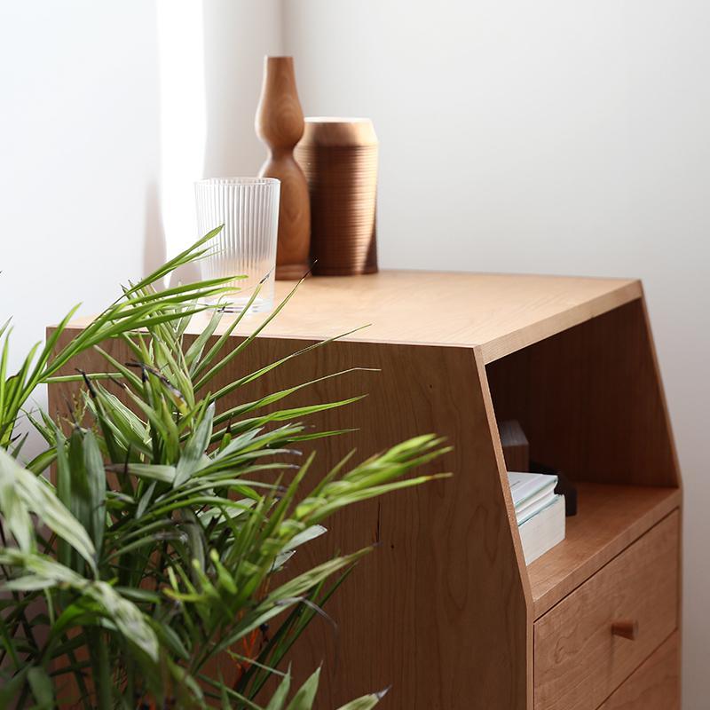 I09 Bedside Table