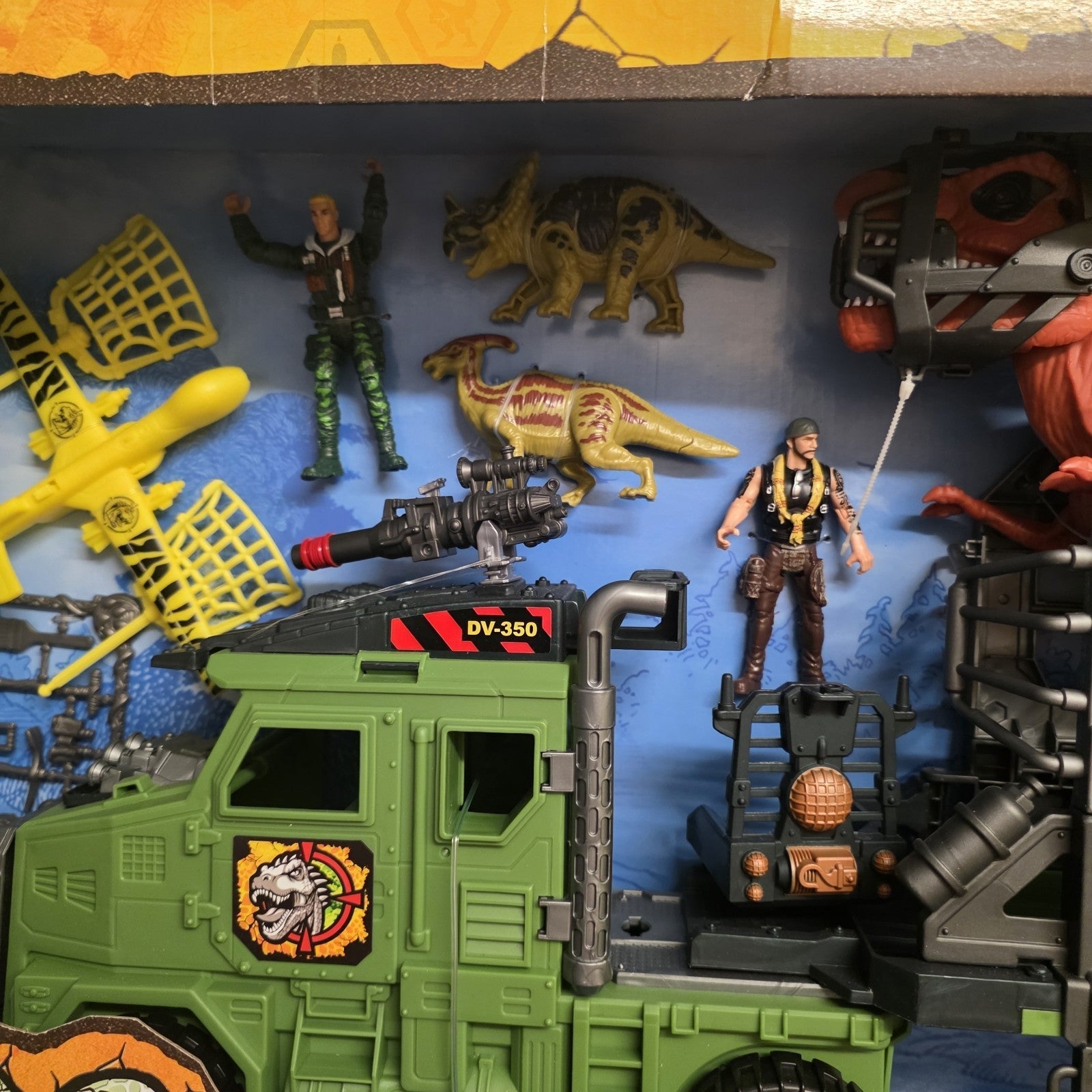 Dino Valley Light & Sounds Ultimate Convoy Playset
