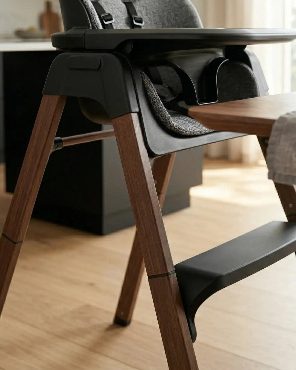 Neyo 2-in-1 High Chair - Black