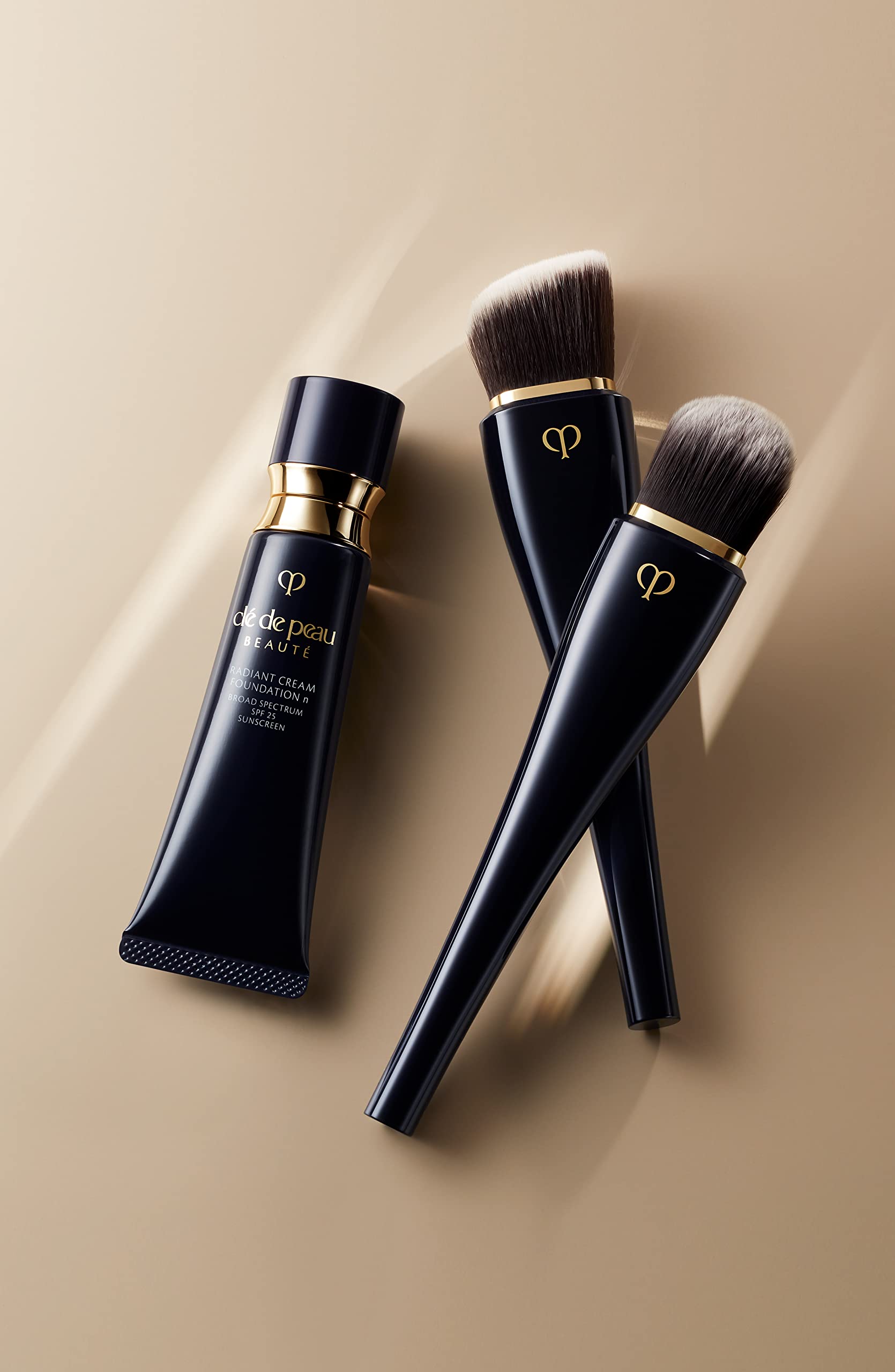 Clé de Peau Beauté Radiant Cream Foundation SPF 25 I10 – Skincare-Infused Coverage