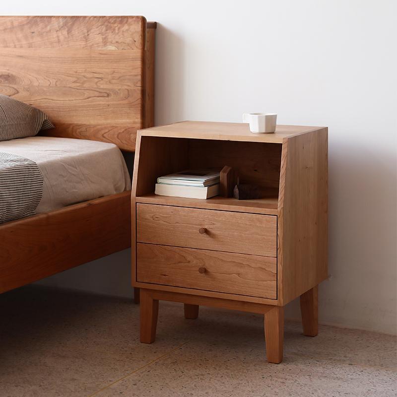 I09 Bedside Table