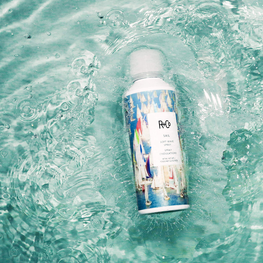 R+Co Sail Soft Wave Spray – Lightweight Texturizing Spray (147 ml)