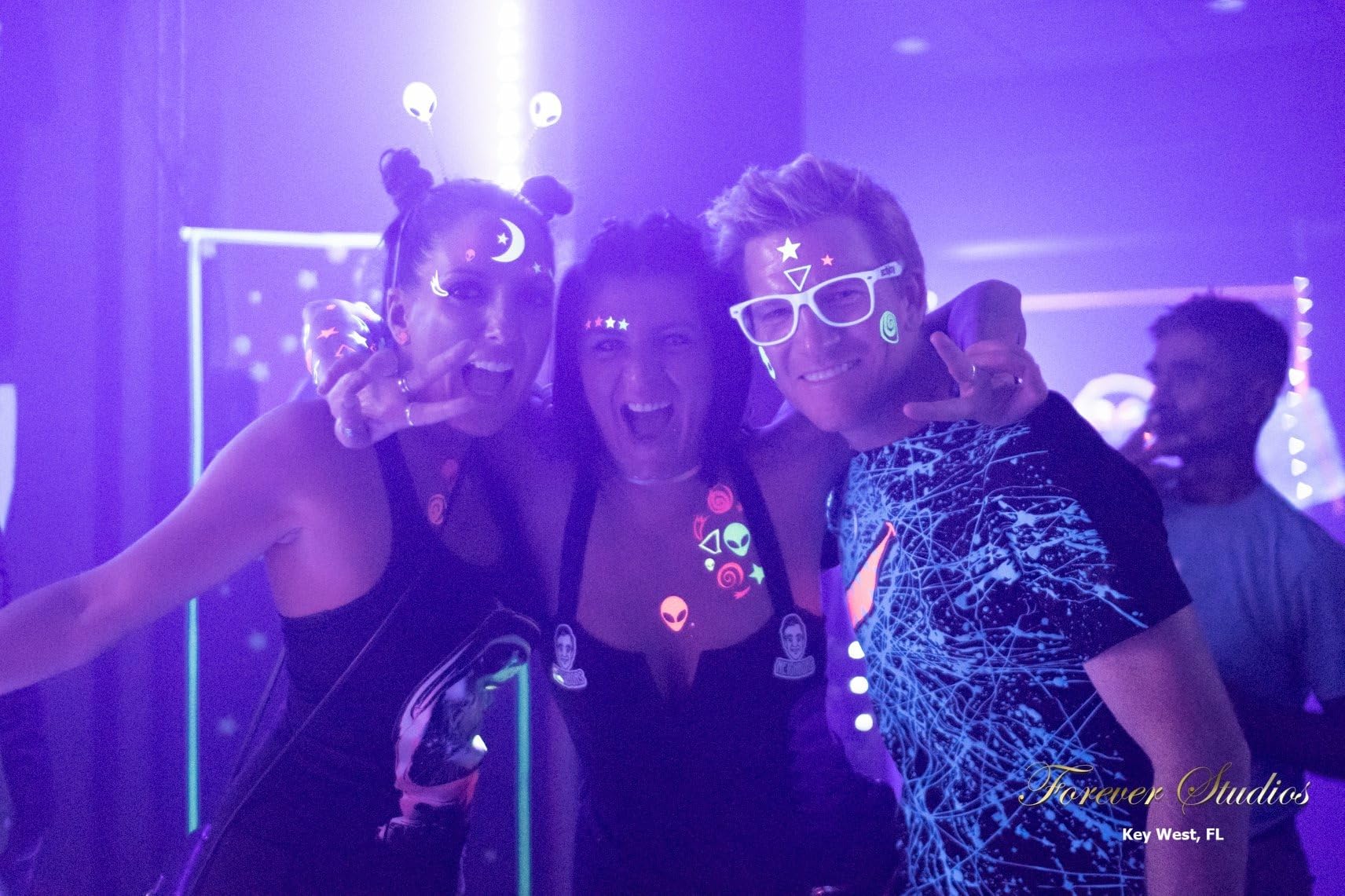 Sasswear Blacklight Body Stickers – 40 Neon Stars for Raves, Festivals & Glow Parties (Alien)