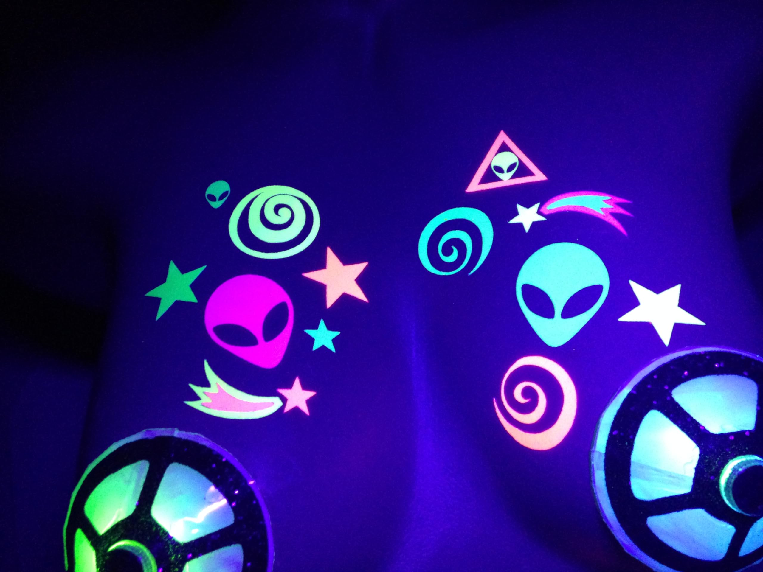 Sasswear Blacklight Body Stickers – 40 Neon Stars for Raves, Festivals & Glow Parties (Alien)