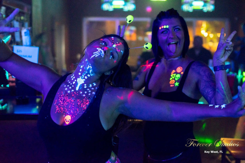Sasswear Blacklight Body Stickers – 40 Neon Stars for Raves, Festivals & Glow Parties (Alien)